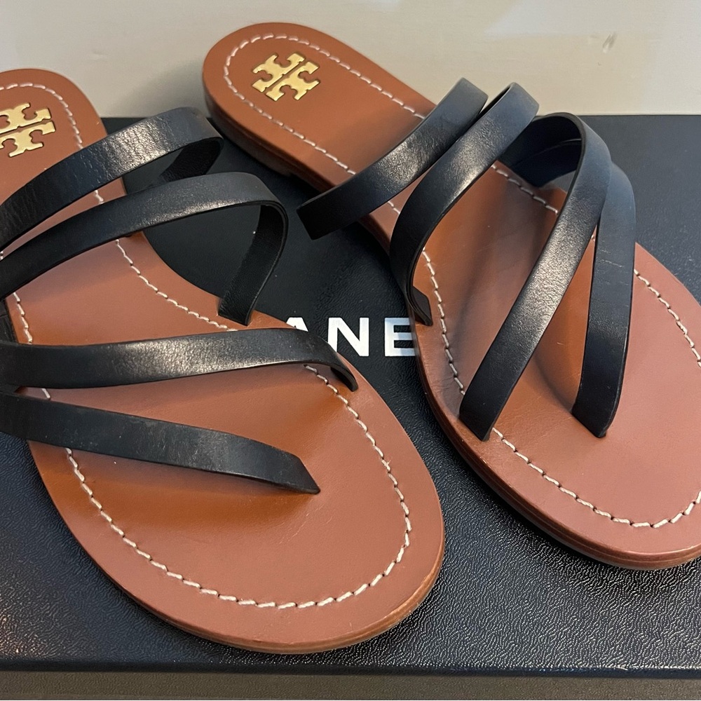 Perfect Tory Burch straps sandals in black leather size 7.5 never worn.